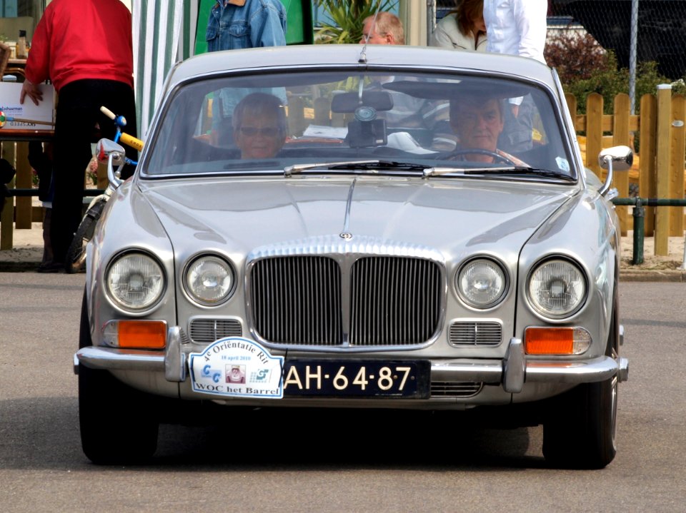 Daimler Sovereign 4.2 , Dutch licence registration AH-64-87 pic1