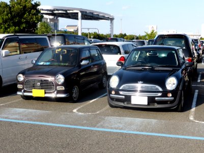 Daihatsu Mira Gino (L700S) & BMW Mini (R50) front photo
