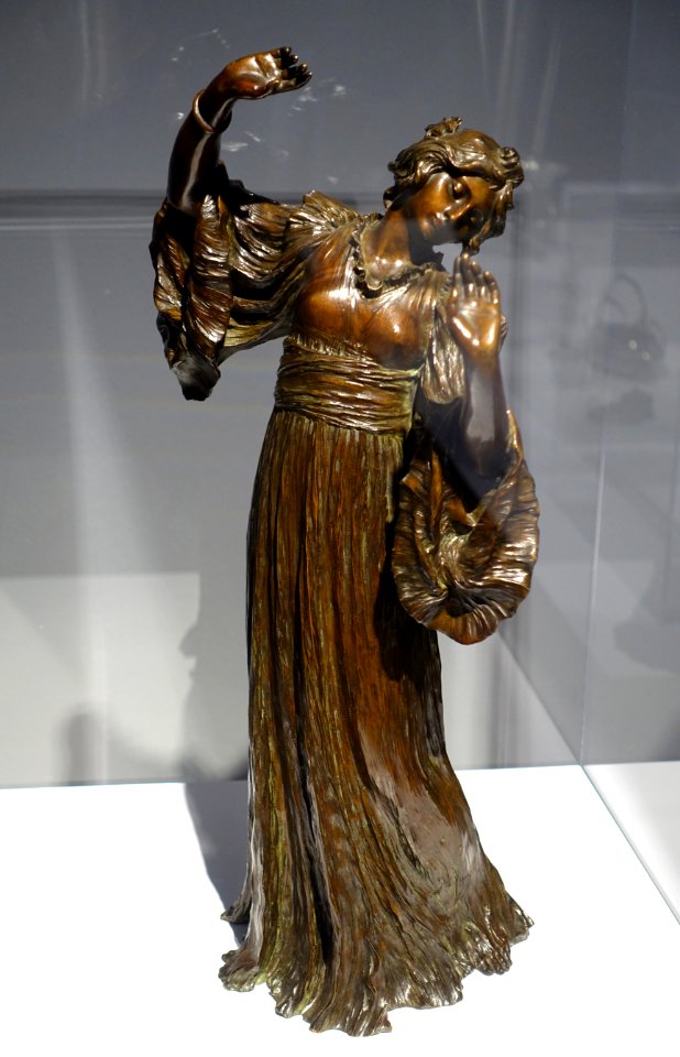 Dancer with bracelet, from a centerpiece designed by Agathon Leonard, made by Susse Freres, Paris, c. 1900, bronze - Bröhan Museum, Berlin - DSC03918
