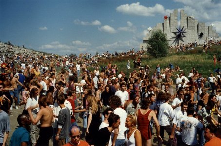 Dance Valley Liefde, vrede, herrie. Aangekocht in 1996 van United Photos de Boer bv. - Negatiefnummer 41555 kc 32. - Gepubliceerd in het Haarlems Dagblad van 24.07.1995. Identificatienummer 54-036058