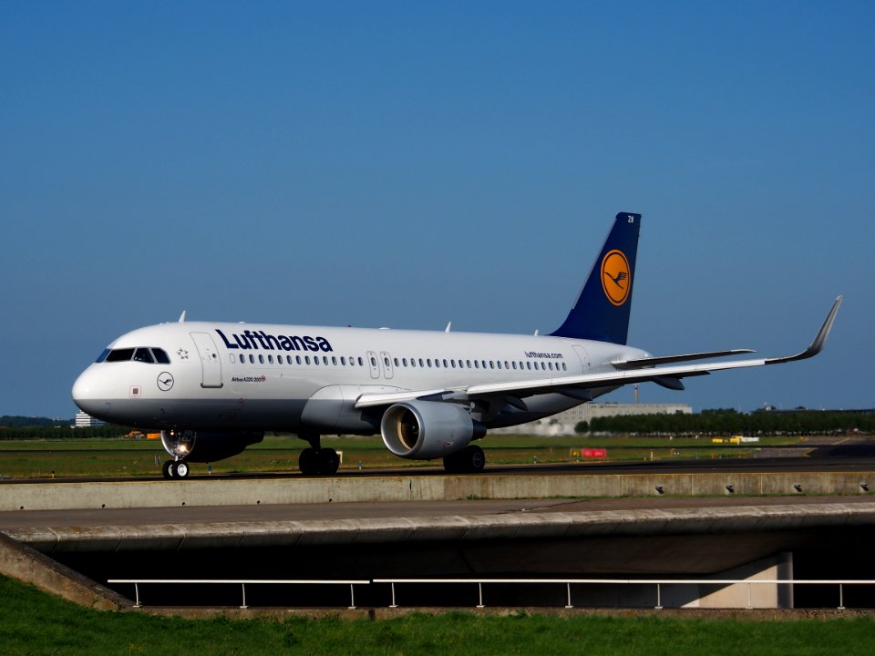 D-AIZW Lufthansa Airbus A320-214(WL) - cn 5694 taxiing 18july2013 pic-002
