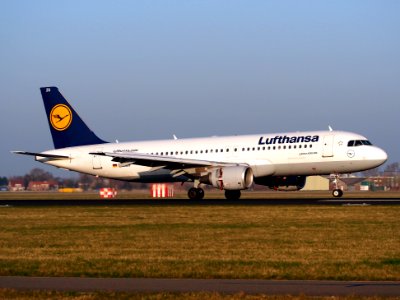 D-AIZG Lufthansa Airbus A320-214, landing at Schiphol (AMS - EHAM), Netherlands, pic1