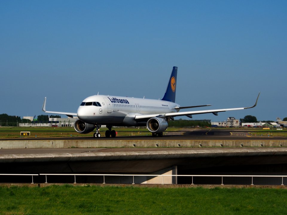 D-AIZW Lufthansa Airbus A320-214(WL) - cn 5694 taxiing 18july2013 pic-001