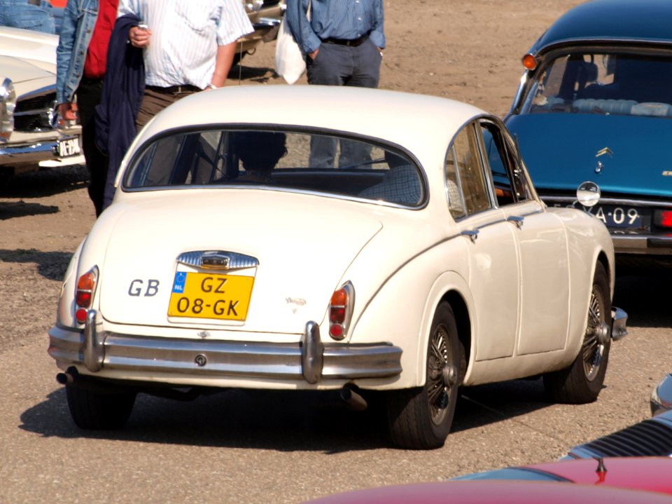 DAIMLER V8 250 SALOON dutch licence registration GZ-08-GK pic2