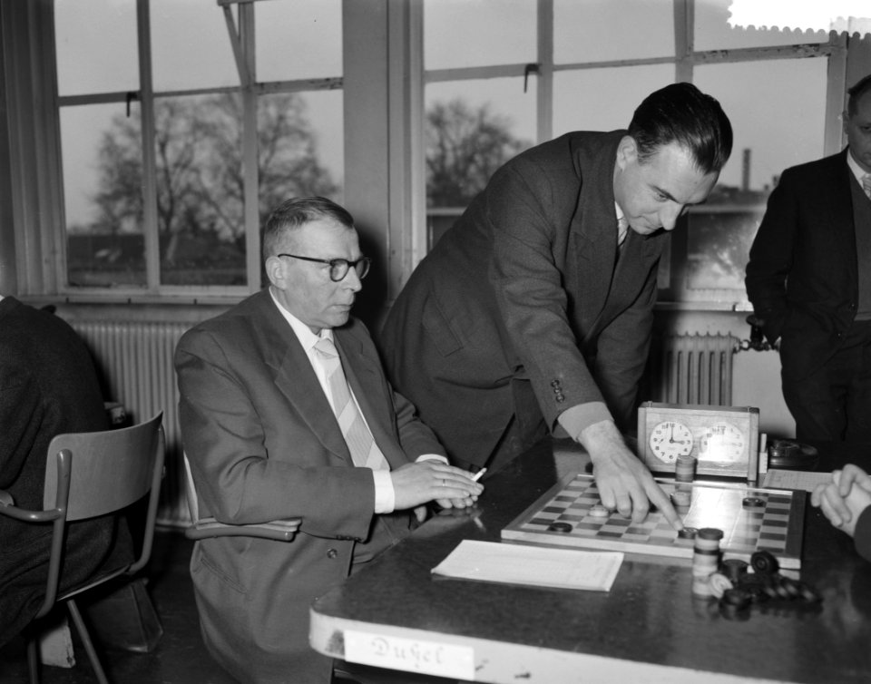 Damkampioenschap van Nederland te Utrecht B Dukel (links) en Ir G E Van Dij, Bestanddeelnr 910-1695