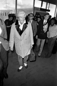 Danny Kaye (reizende ambassadeur Unicef) arriveert op Schiphol, Bestanddeelnr 925-1241