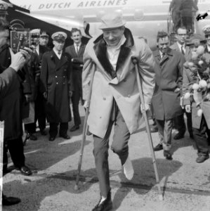 Danny Kaye in Nederland voor optreden, aankomst op Schiphol, Bestanddeelnr 916-3653