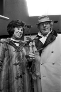 Danny Kaye (reizende ambassadeur Unicef) arriveert op Schiphol, Bestanddeelnr 925-1240