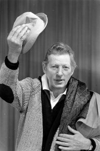 Danny Kay in Nederland. Danny Kay groet de aanwezigen, Bestanddeelnr 920-8273