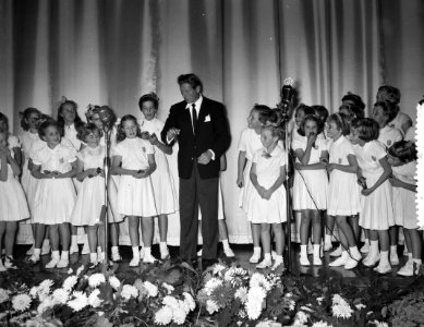 Danny Kaye zingt met een kinderkoor, Bestanddeelnr 907-3717