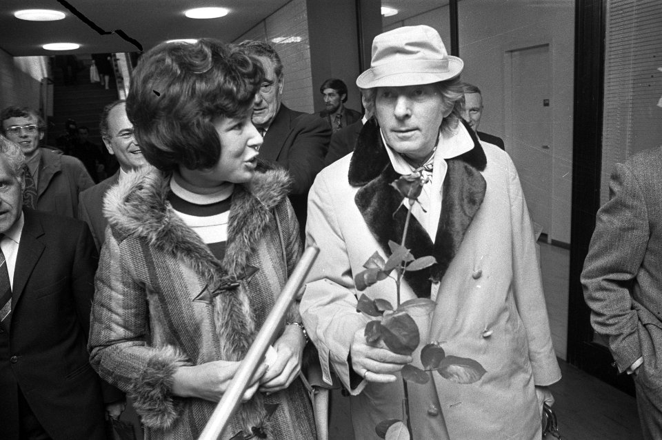 Danny Kaye (reizende ambassadeur Unicef) arriveert op Schiphol, Kaye met Unicef , Bestanddeelnr 925-1235