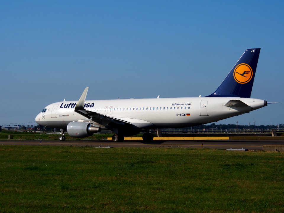 D-AIZW Lufthansa Airbus A320-214(WL) - cn 5694 taxiing 18july2013 pic-004