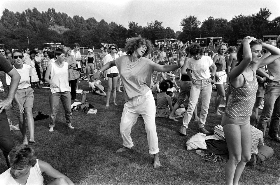 Dansende bezoekers, Bestanddeelnr 932-6694