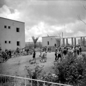 Dansende kinderen van het kinderdorp Oniem, Bestanddeelnr 255-0542
