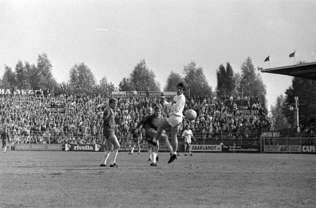 Danielson (midden) schiet . Links Piet Keizer, Bestanddeelnr 921-6608