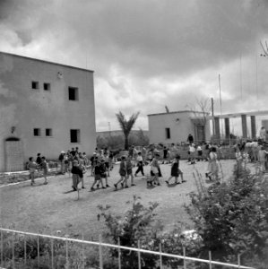 Dansende kinderen van het kinderdorp Oniem, Bestanddeelnr 255-0548