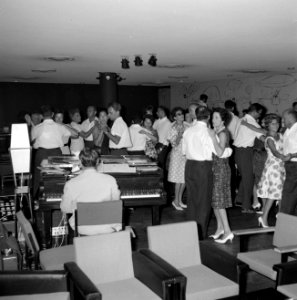 Dansavond met pianobegeleiding in het Avia-hotel, Bestanddeelnr 255-3103
