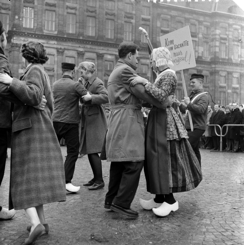 Dansdemonstratie op de Dam Boerendansers uit Markelo geven demonstratie op de D, Bestanddeelnr 911-0863