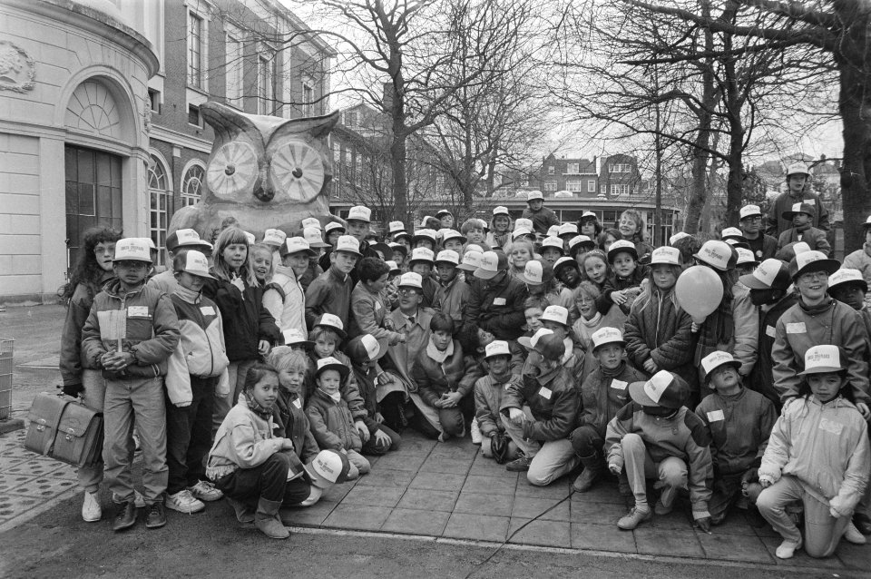 Danny de Munk opent samen met 100 Amsterdamse lieverdjes vijf 'Wobbels' op de So, Bestanddeelnr 933-2786