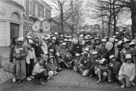 Danny de Munk opent samen met 100 Amsterdamse lieverdjes vijf 'Wobbels' op de So, Bestanddeelnr 933-2786