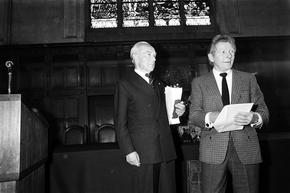Danny Kaye ontvangt de Wateler Vredesprijs in Vredespaleis in Den Haag , Danny Kaye en Pieter van Vollenhoven, Bestanddeelnr 931-4370