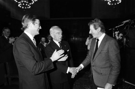 Danny Kaye ontvangt de Wateler Vredesprijs in Vredespaleis in Den Haag , en voor, Bestanddeelnr 931-4368