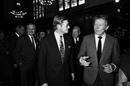 Danny Kaye ontvangt de Wateler Vredesprijs in Vredespaleis in Den Haag , Danny Kaye en Pieter van Vollenhoven, Bestanddeelnr 931-4369