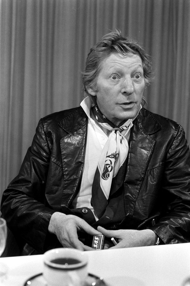 Danny Kaye (reizende ambassadeur Unicef) arriveert op Schiphol, kop, Bestanddeelnr 925-1242