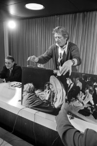 Danny Kaye (reizende ambassadeur Unicef) arriveert op Schiphol, Kaye laat fotos , Bestanddeelnr 925-1236