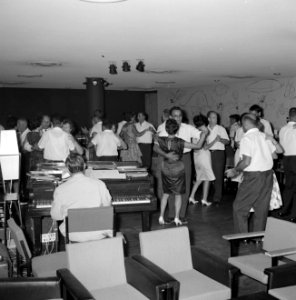 Dansavond met pianobegeleiding in het Avia-hotel, Bestanddeelnr 255-3104