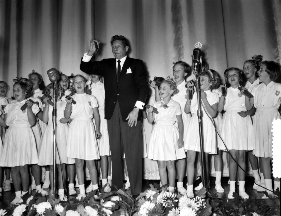 Danny Kaye zingt met een kinderkoor, Bestanddeelnr 907-3715