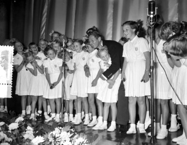Danny Kaye en een kinderkoor bij een uitvoering voor Unicef, Bestanddeelnr 907-3716