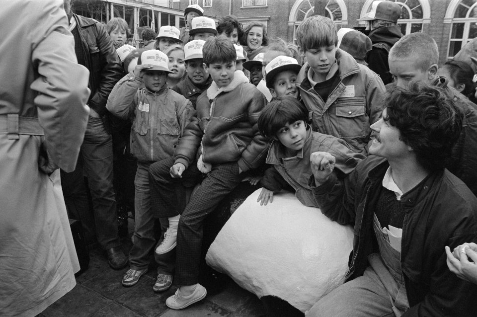 Danny de Munk opent samen met 100 Amsterdamse lieverdjes vijf 'Wobbels' op de So, Bestanddeelnr 933-2785