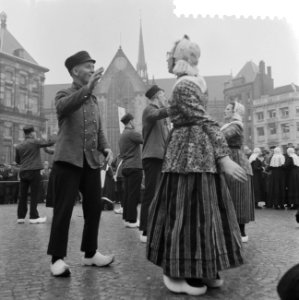 Dansdemonstratie op de Dam boerendansers uit Markelo geven demonstratie op de …, Bestanddeelnr 911-0861 photo