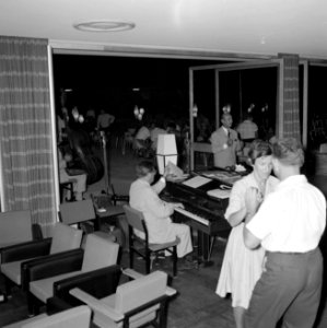 Dansavond met live muziek in het Avia-hotel, Bestanddeelnr 255-3107