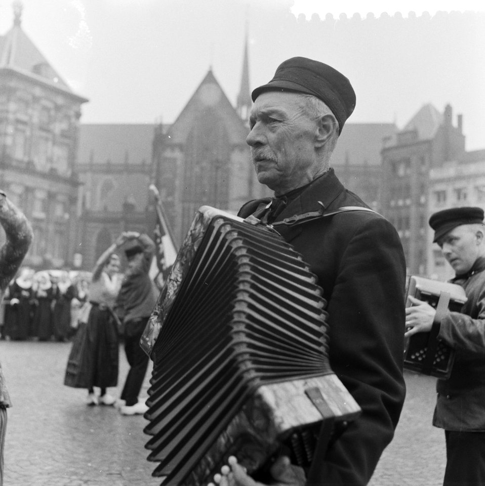 Dansdemonstratie op de Dam, muzikant met harmonica, Bestanddeelnr 911-0858