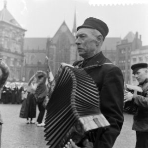 Dansdemonstratie op de Dam, muzikant met harmonica, Bestanddeelnr 911-0858