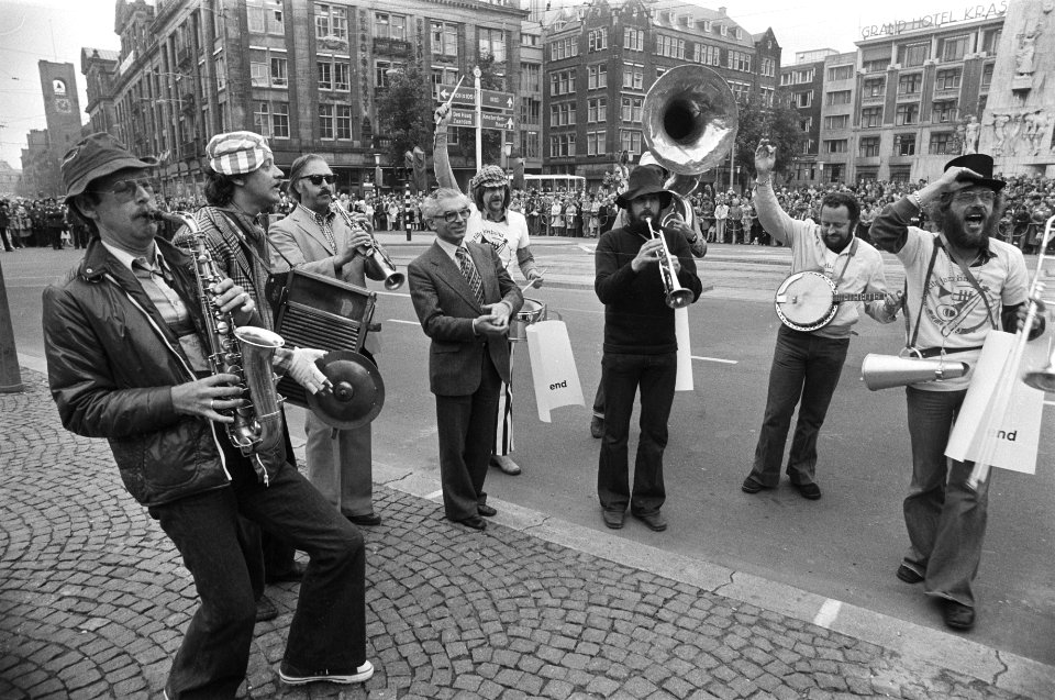 Damparade burgemeester Polak tussen muzikanten, Bestanddeelnr 929-2344