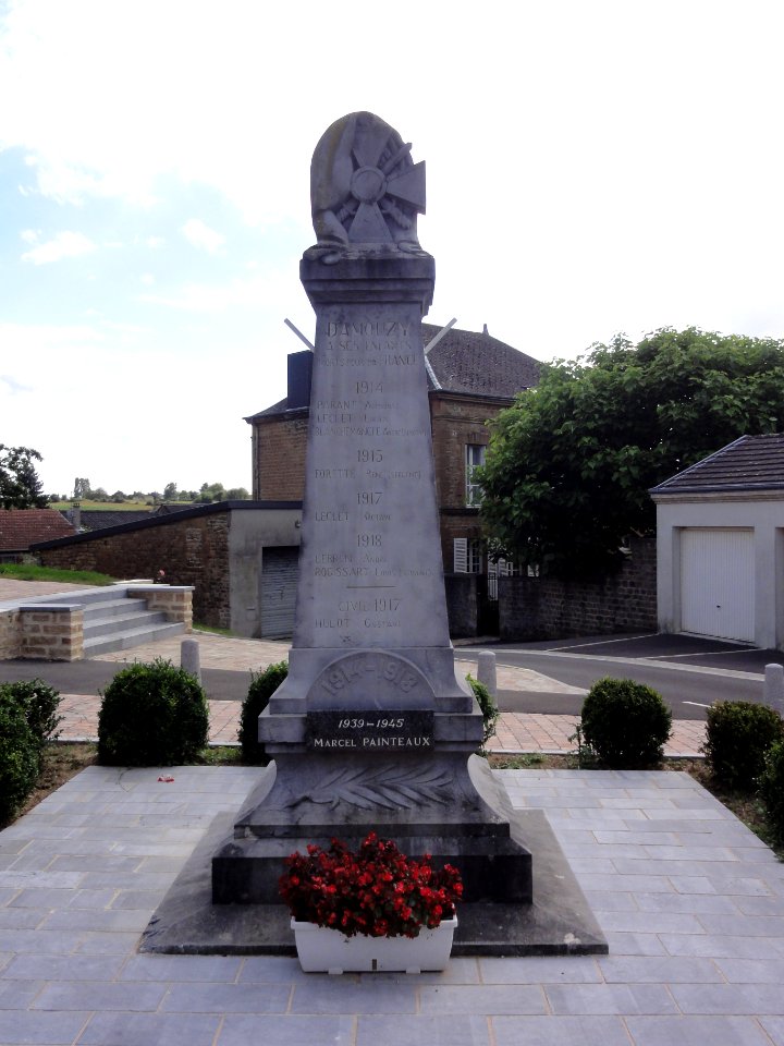 Damouzy (Ardennes) monument aux morts