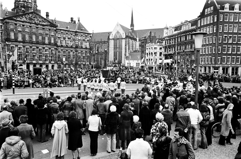 Damparade, grote belangstelling voor de drumbanden, Bestanddeelnr 929-6725