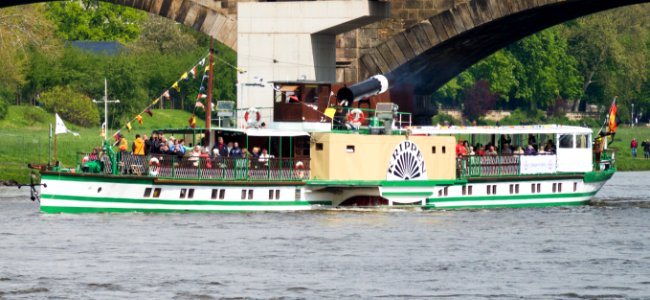 Dampfer Krippen auf der Elbe