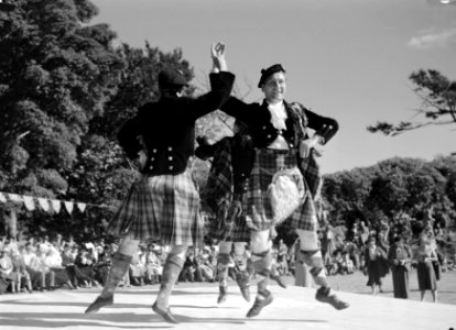 Dansen op muziek van de doedelzak tijdens de Highland Games, een negentiende eeu, Bestanddeelnr 254-2786