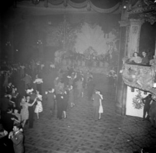 Dansen in een theater, Bestanddeelnr 191-1028