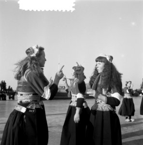 Dansen in klederdracht op Marken op het ijs, Bestanddeelnr 906-2873