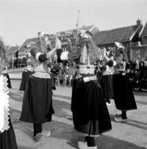 Dansen in klederdracht op Marken op het ijs, Bestanddeelnr 906-2872