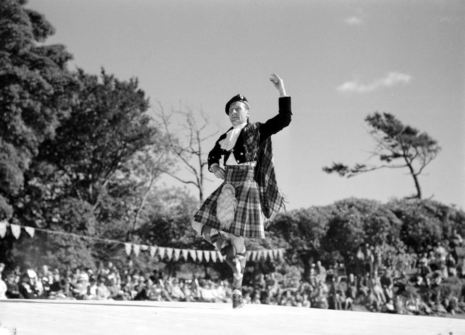 Dansen op muziek van de doedelzak tijdens de Highland Games op Skye, een negenti, Bestanddeelnr 254-2778