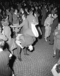 Dansen op de Dam op bevrijdingsdag aangetast, Bestanddeelnr 909-5380