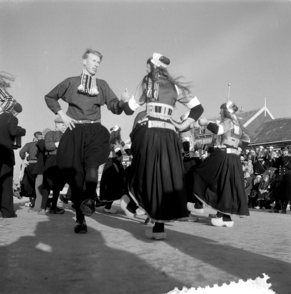 Dansen in klederdracht op Marken op het ijs, Bestanddeelnr 906-2867