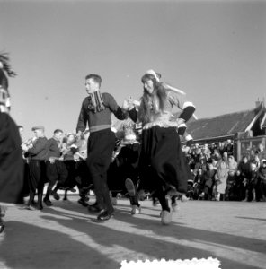 Dansen in klederdracht op Marken op het ijs, Bestanddeelnr 906-2880