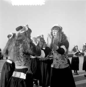 Dansen in klederdracht op Marken op het ijs, Bestanddeelnr 906-2875